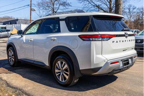 2023 Nissan Pathfinder SL 4WD