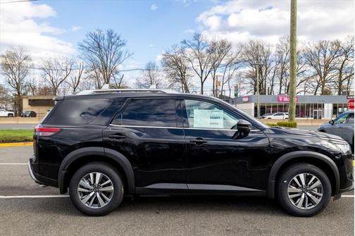 2025 Nissan Pathfinder SL 4WD