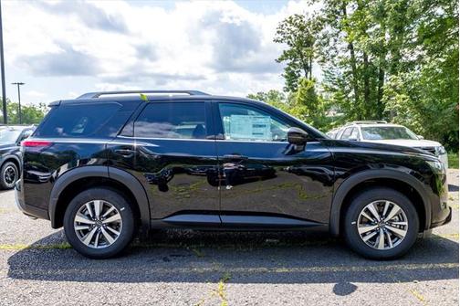 2025 Nissan Pathfinder SL 4WD