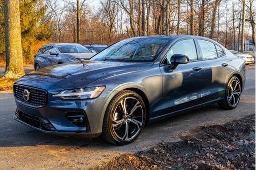 2024 Volvo S60 B5 Core Dark Theme