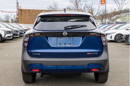 2025 Nissan Kicks SR