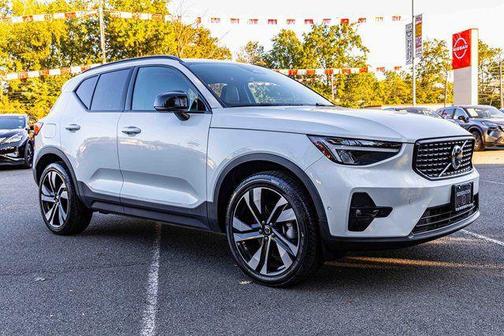 2024 Volvo XC40 B5 Plus Dark Theme
