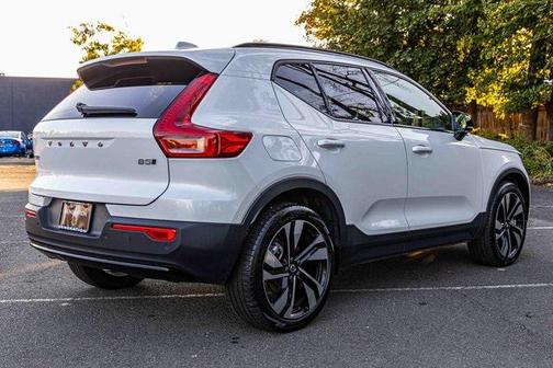 2024 Volvo XC40 B5 Plus Dark Theme