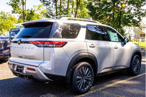 2025 Nissan Pathfinder SL 4WD