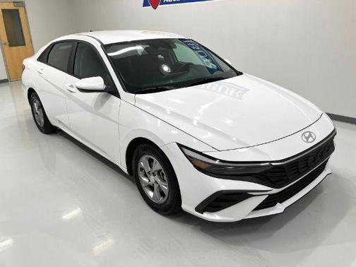 2024 Hyundai ELANTRA SE
