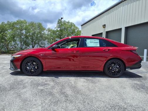 2025 Hyundai ELANTRA SE