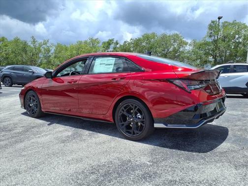 2025 Hyundai ELANTRA SE