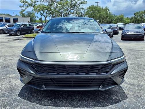 2025 Hyundai ELANTRA SE
