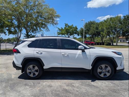 Ice Cap 2024 Toyota RAV4 XLE