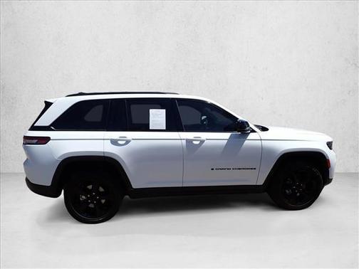 Bright White Clearcoat 2023 Jeep Grand Cherokee Altitude