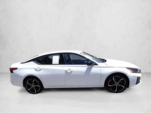 Glacier White 2023 Nissan Altima SR FWD