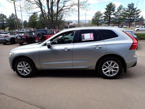 Bright Silver Metallic 2018 Volvo XC60 T5 Momentum