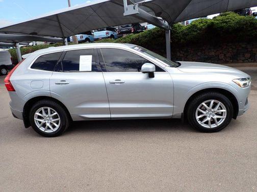 Bright Silver Metallic 2018 Volvo XC60 T5 Momentum