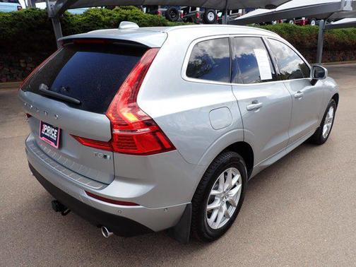 Bright Silver Metallic 2018 Volvo XC60 T5 Momentum