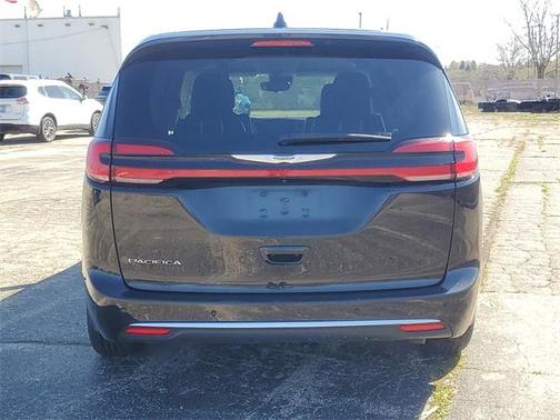 2023 Chrysler Pacifica Touring-L