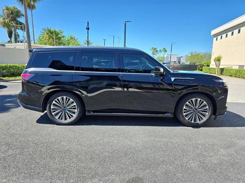 2025 INFINITI QX80 Luxe