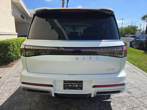 Radiant White 2026 INFINITI QX80 Luxe