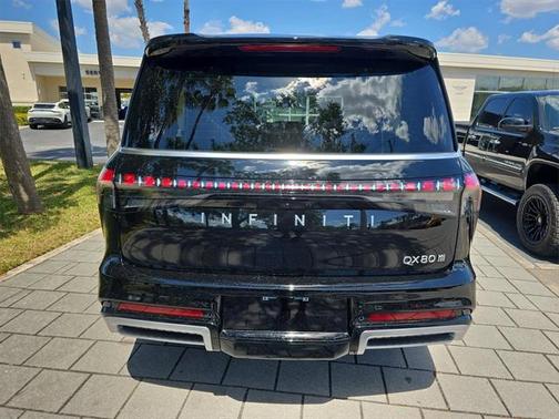 2025 INFINITI QX80 Luxe