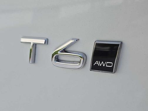 Crystal White Metallic 2022 Volvo XC90 T6 Momentum
