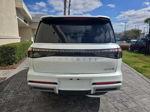 2025 INFINITI QX80 Luxe