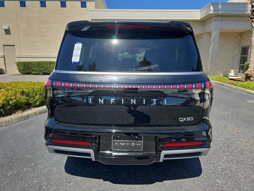 2025 INFINITI QX80 Luxe