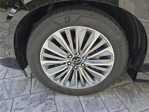 2025 INFINITI QX80 Luxe