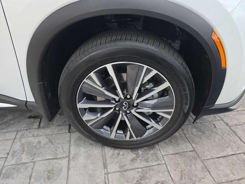 Radiant White 2026 INFINITI QX60 LUXE FWD