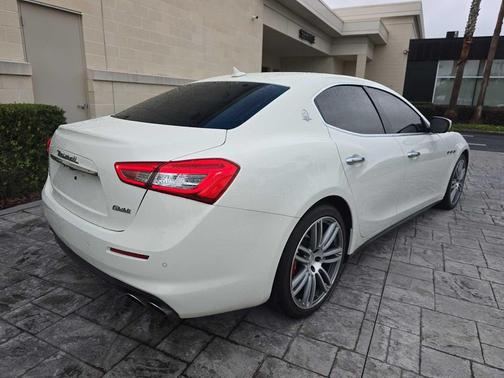 Bianco 2019 Maserati Ghibli S Q4