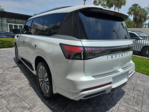 2025 INFINITI QX80 Luxe