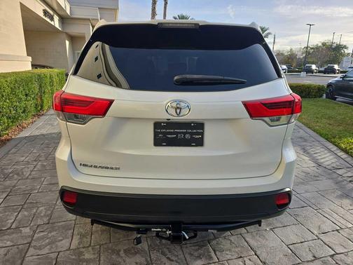 2019 Toyota Highlander LE I4