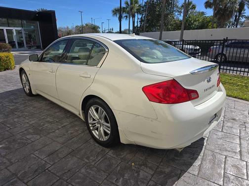 2015 INFINITI Q40 Base