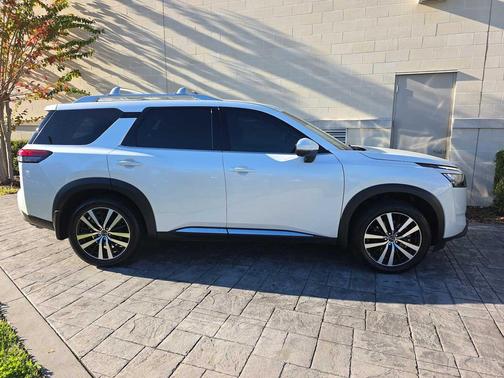 2025 Nissan Pathfinder Platinum FWD