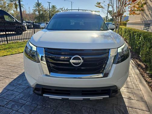 2025 Nissan Pathfinder Platinum FWD