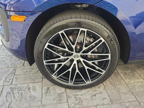 2025 Porsche Macan AWD