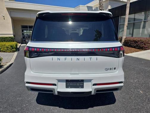 2025 INFINITI QX80 Luxe