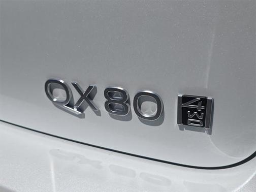 2025 INFINITI QX80 Luxe