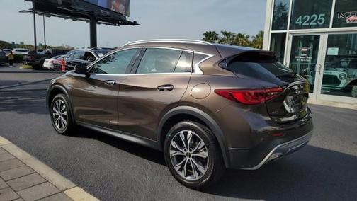 Photo 5 of 29 of 2017 INFINITI QX30 Premium
