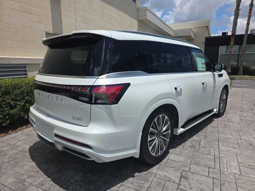 Radiant White 2026 INFINITI QX80 Luxe
