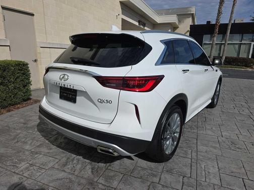 2023 INFINITI QX50 LUXE