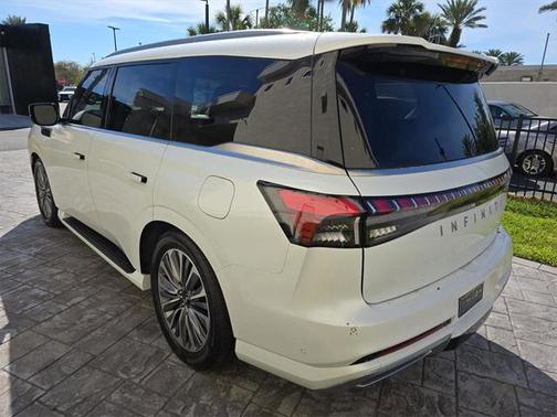2025 INFINITI QX80 Luxe