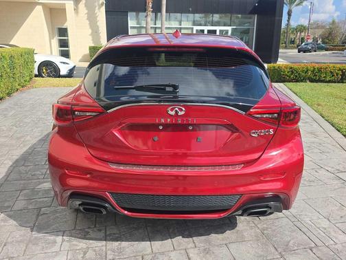 2017 INFINITI QX30 Sport