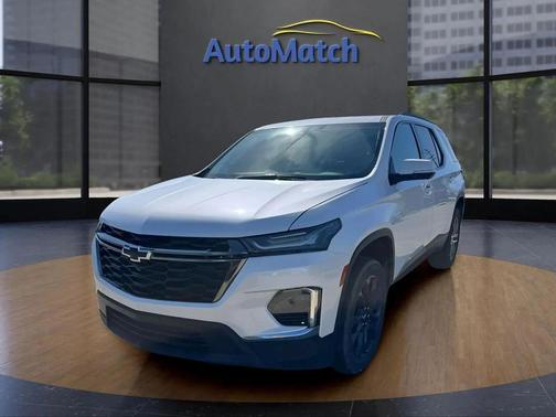 Iridescent Pearl Tricoat 2023 Chevrolet Traverse RS