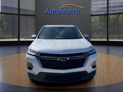 Iridescent Pearl Tricoat 2023 Chevrolet Traverse RS