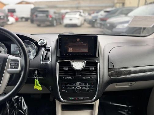 Brilliant Black Crystal Pearlcoat 2015 Chrysler Town & Country Touring