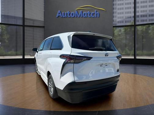 2024 Toyota Sienna LE