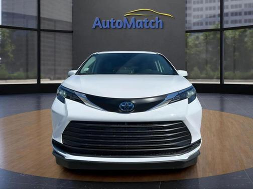 2024 Toyota Sienna LE