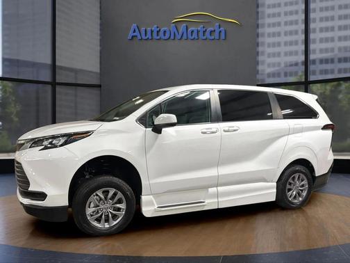 2024 Toyota Sienna LE