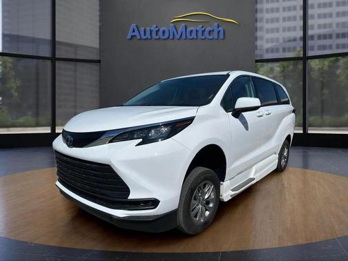 2024 Toyota Sienna LE