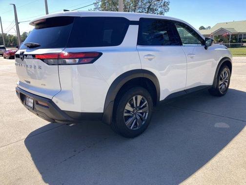 Glacier White 2024 Nissan Pathfinder S
