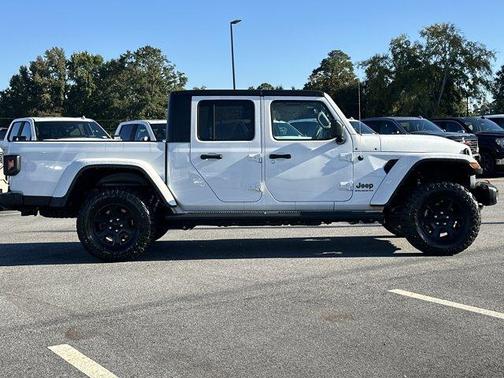 Bright White Clearcoat 2023 Jeep Gladiator Mojave